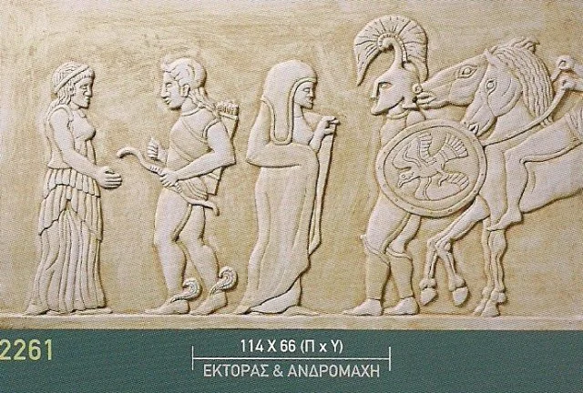 Αρχαιοπρεπής ανάγλυφη σύνθεση με όρθιες μορφές, ασπίδα και κράνος.
