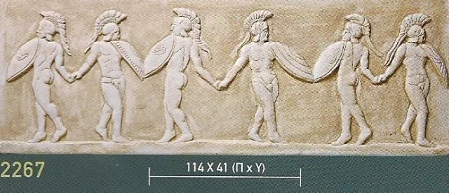 Επιμήκης ανάγλυφη σύνθεση με σειρά ανθρώπινων μορφών που κρατιούνται από τα χέρια.