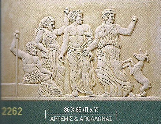Ανάγλυφη αρχαιοπρεπής σκηνή με όρθιες μορφές και παιδί.