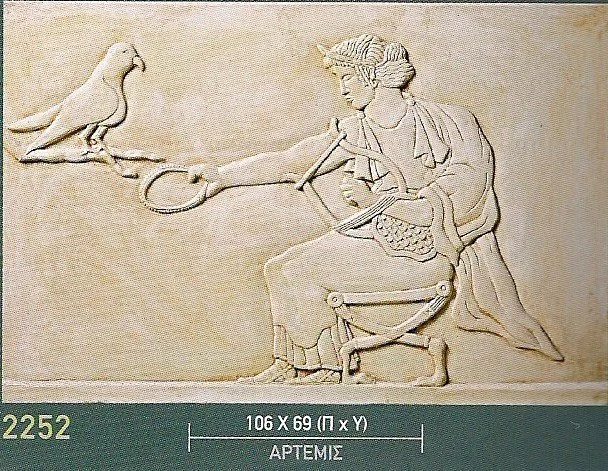 Ανάγλυφη σκηνή με καθιστή μορφή που κρατά αντικείμενο και πτηνό.