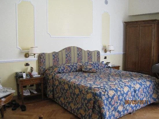 Κλασικό υπνοδωμάτιο με λευκά διακοσμητικά πλαίσια τοίχου πάνω από το κρεβάτι.